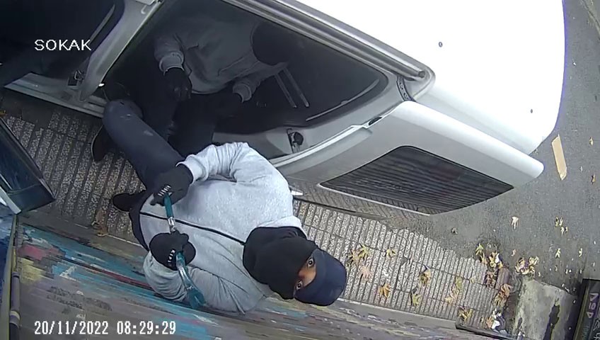 Otomobile yol verip soyguna devam ettiler