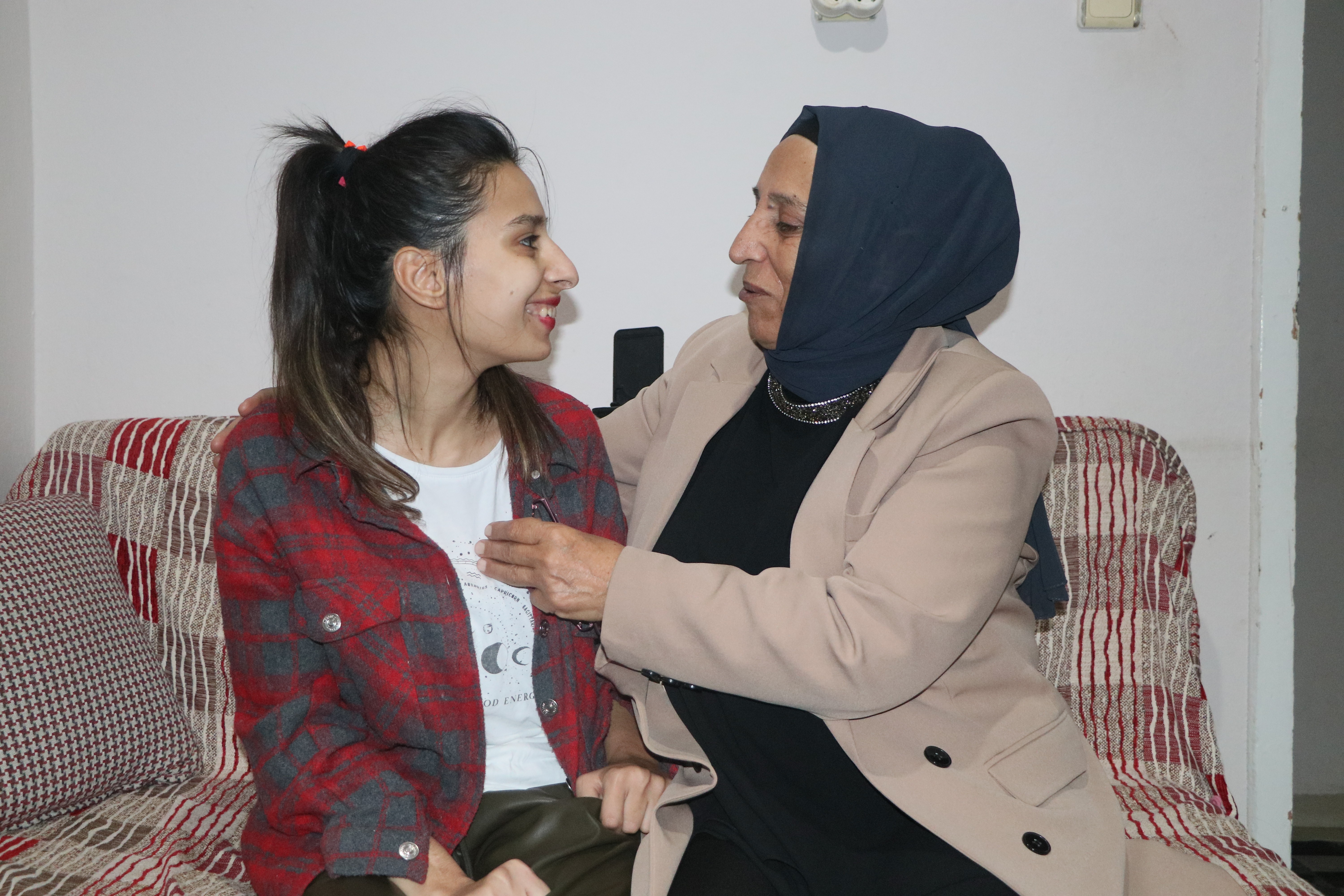 Okumayı 21 yaşında öğrenen Ceren şimdi üniversite hayali kuruyor