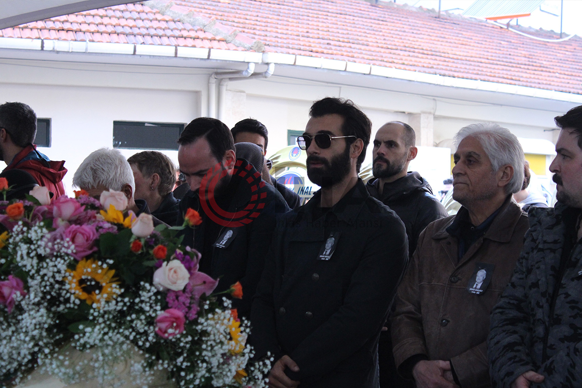 Şarkıcı Sıla, babasını son yolculuğuna uğurladı