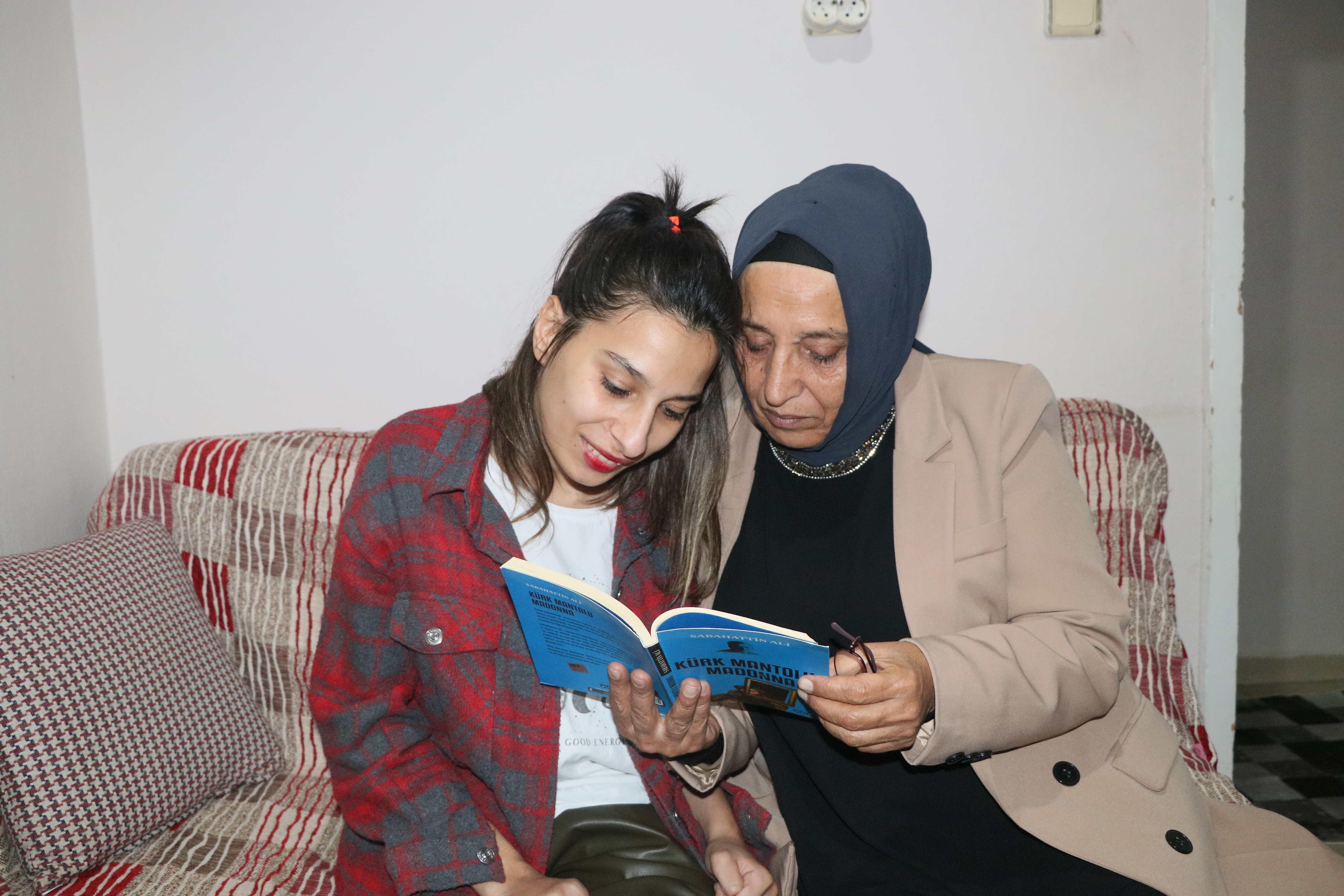 Okumayı 21 yaşında öğrenen Ceren şimdi üniversite hayali kuruyor