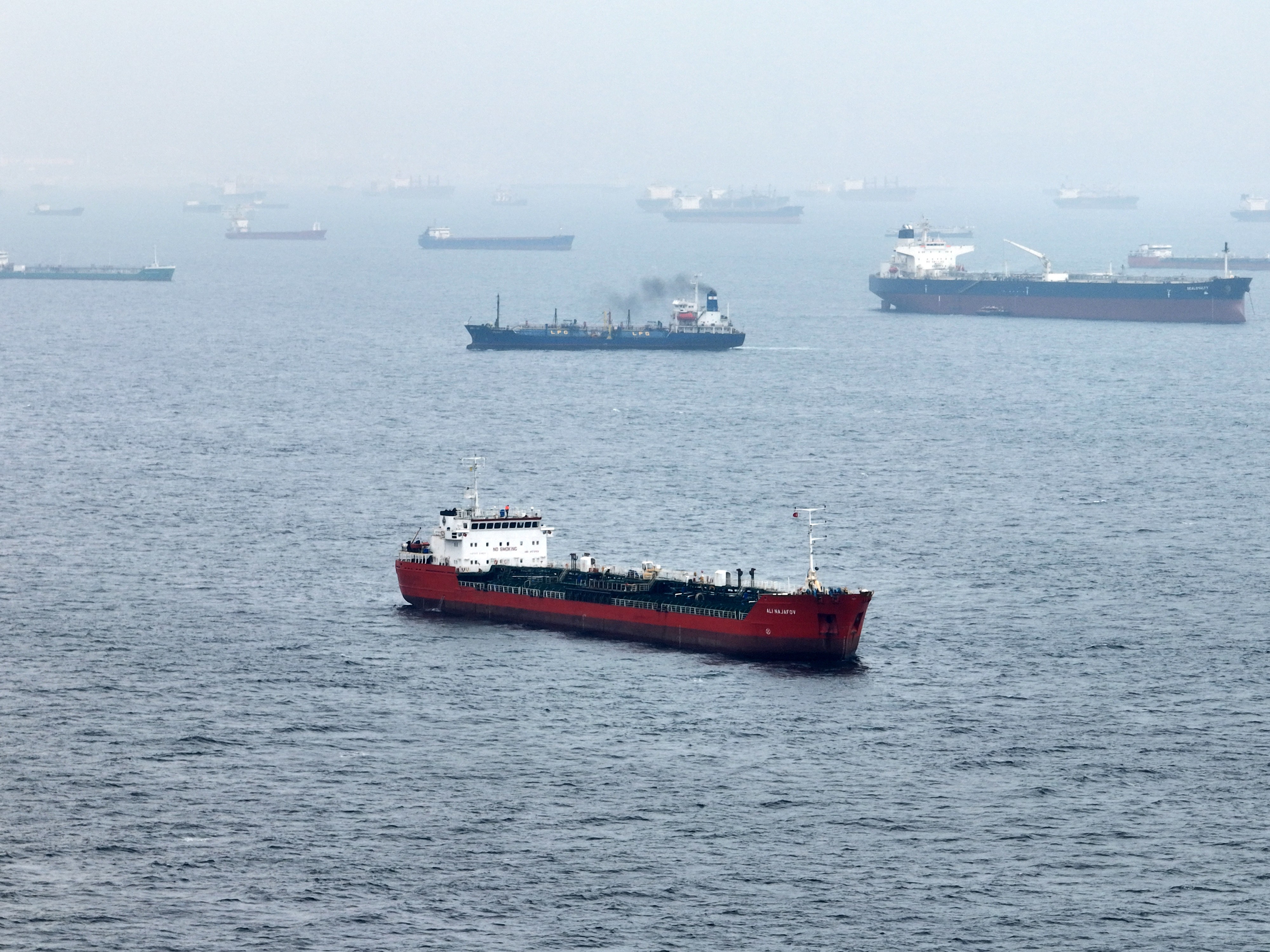 Petrol tankerleri, İstanbul Boğazı açıklarında sıraya girdi