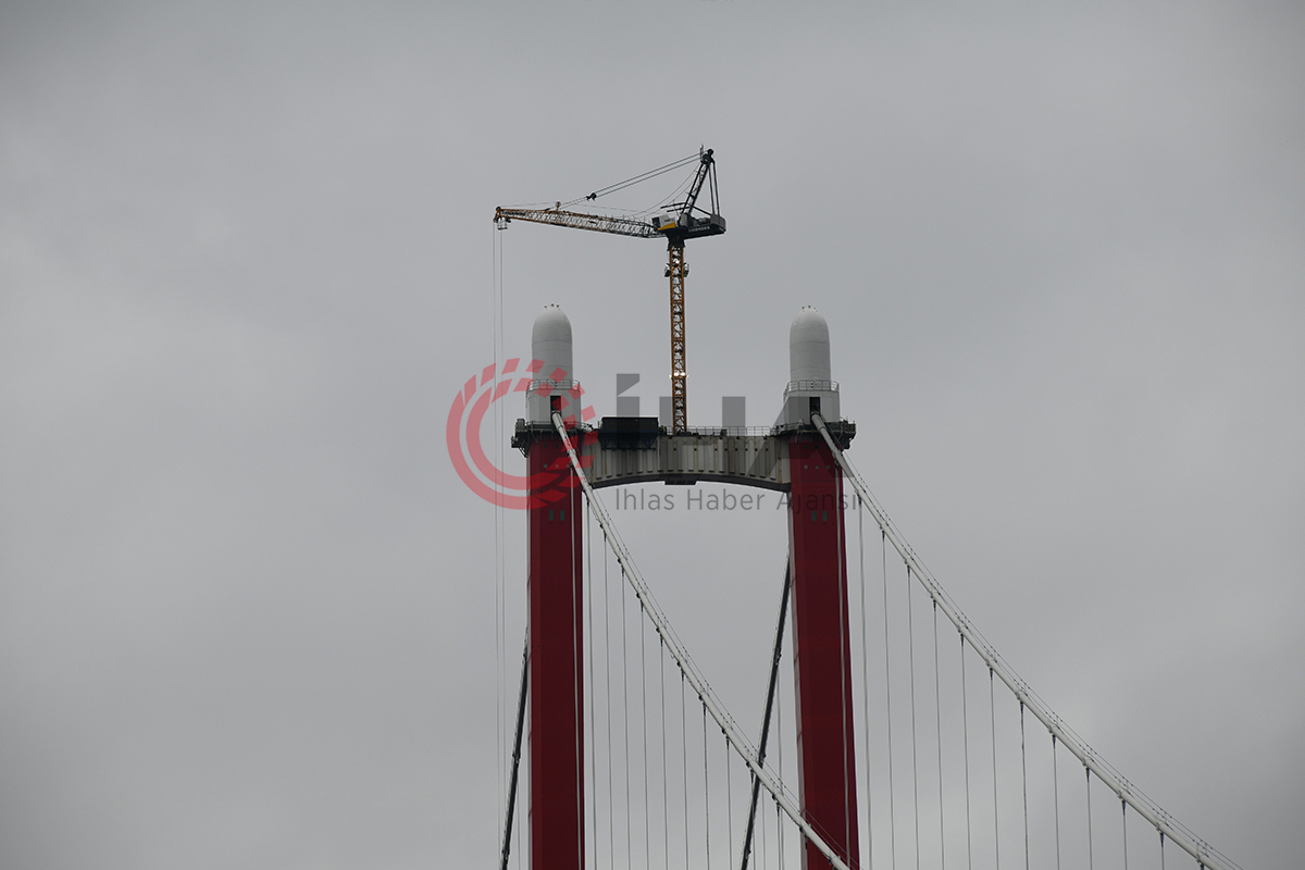 1915 Çanakkale Köprüsü kulelerine Seyit Onbaşı'nın sırtlayarak kaldırdığı 4 top mermisi figürü yerleştirildi