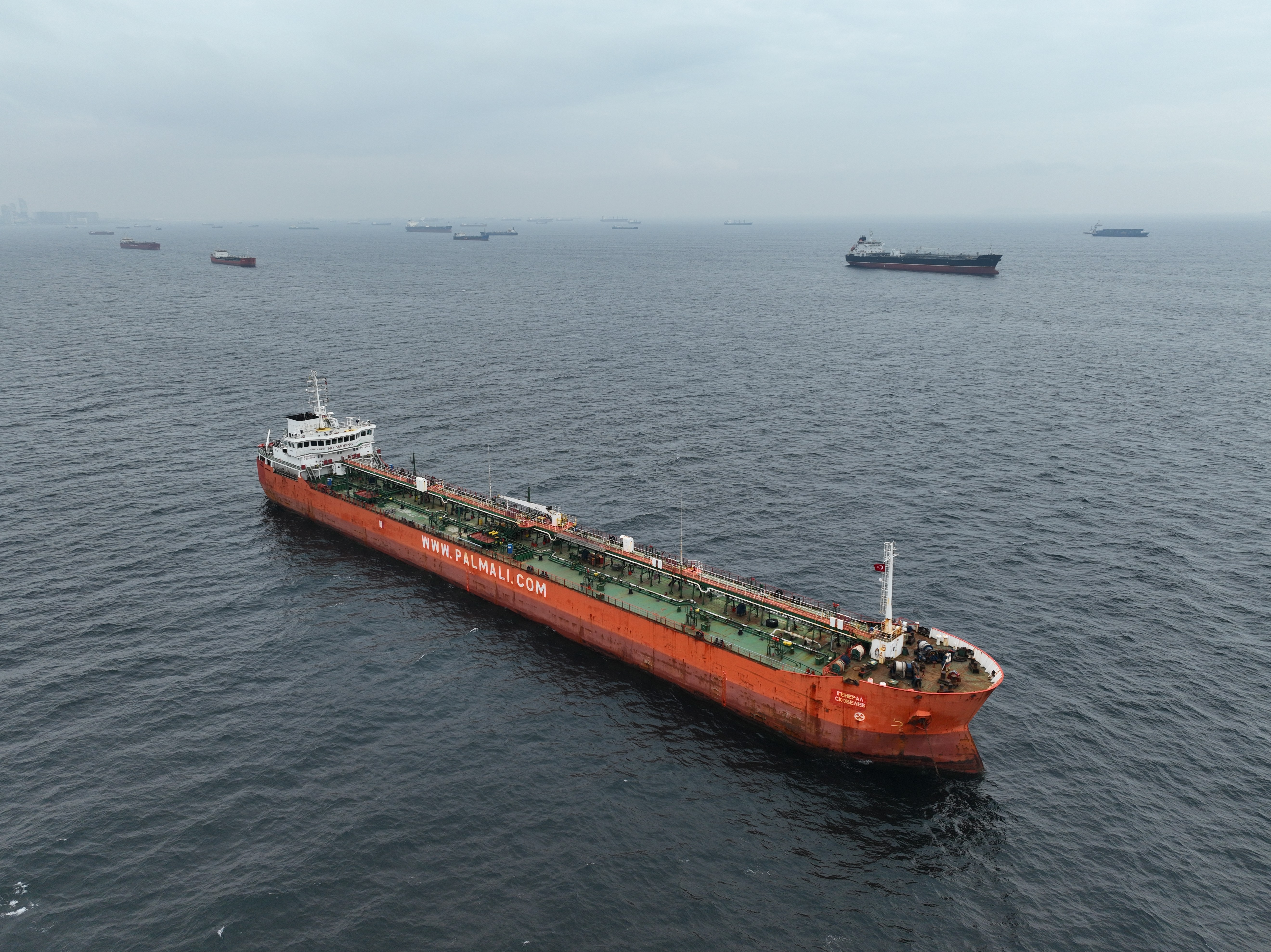 Petrol tankerleri, İstanbul Boğazı açıklarında sıraya girdi