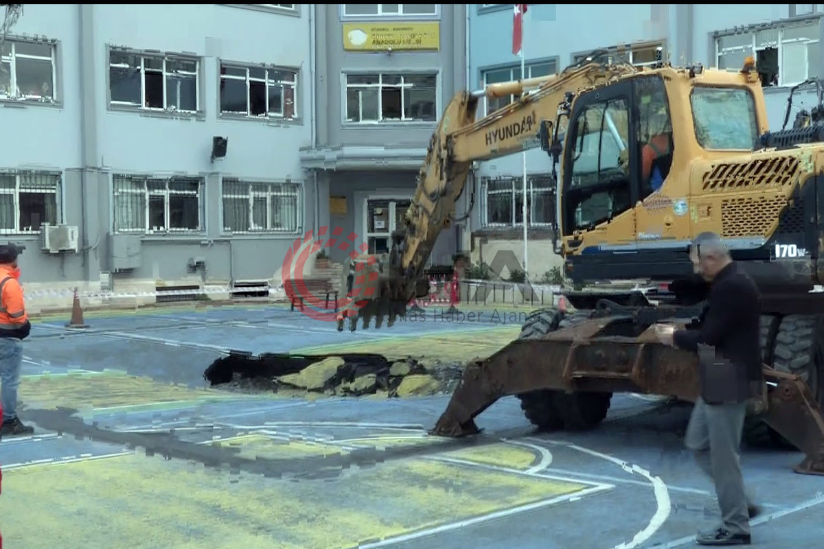 Bakırköy'de bir okulun bahçesinde çökme meydana geldi