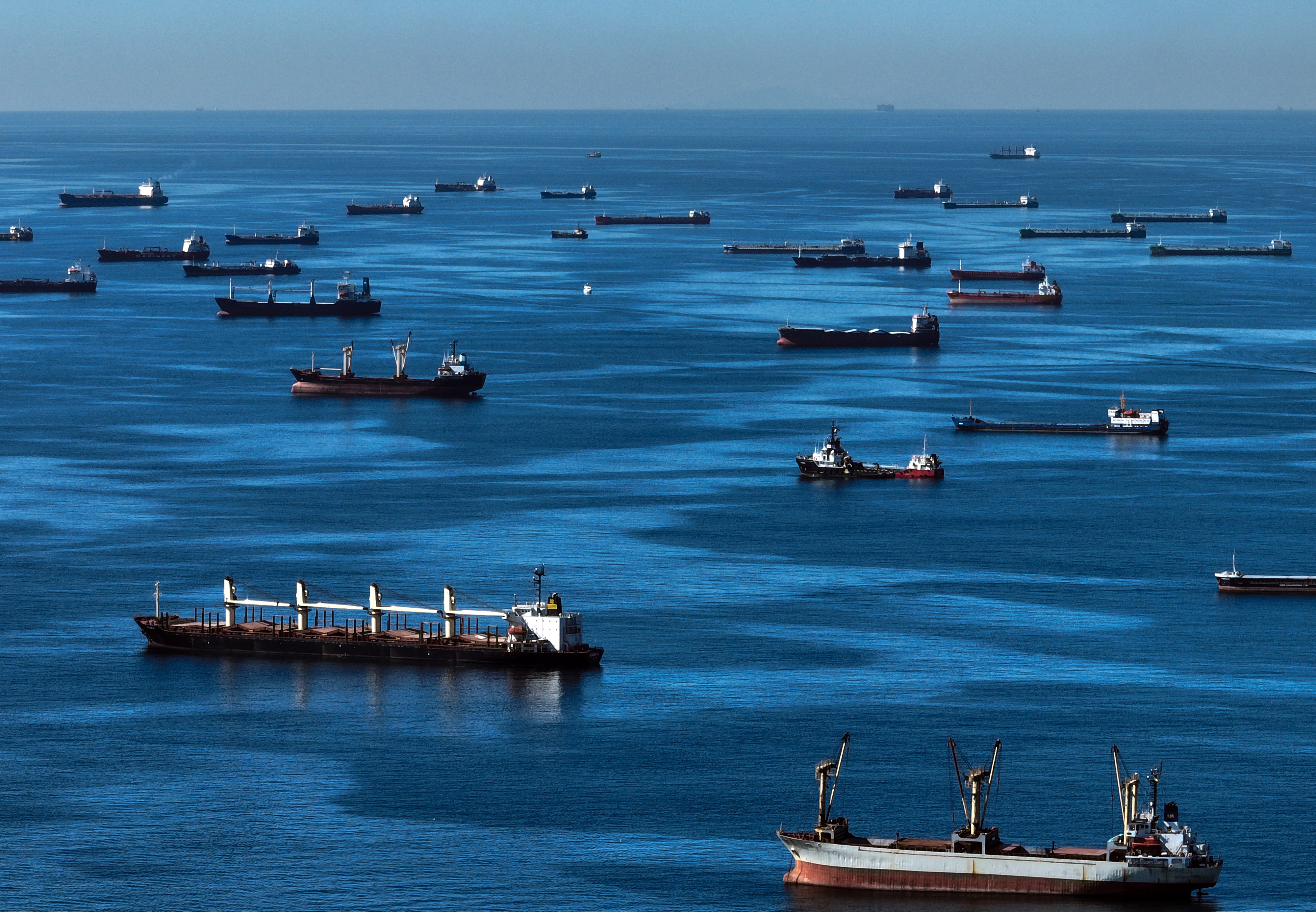 Petrol tankerleri, İstanbul Boğazı açıklarında sıraya girdi