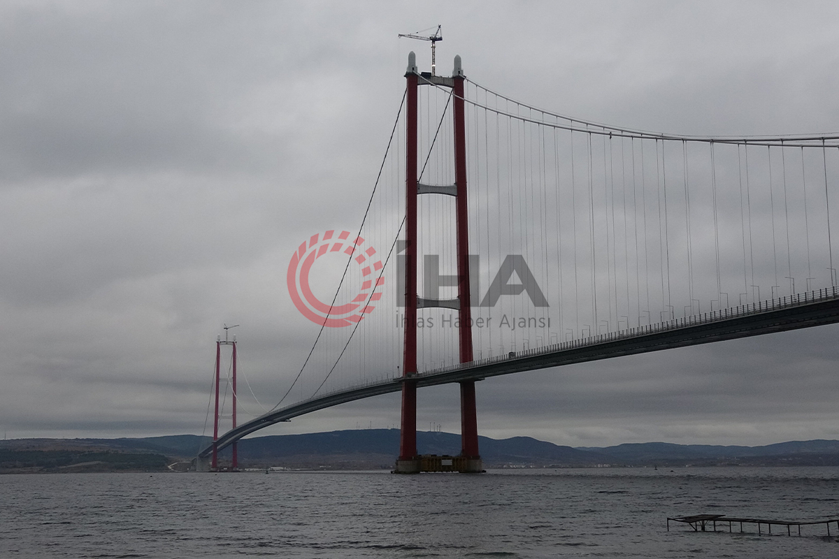 1915 Çanakkale Köprüsü kulelerine Seyit Onbaşı'nın sırtlayarak kaldırdığı 4 top mermisi figürü yerleştirildi