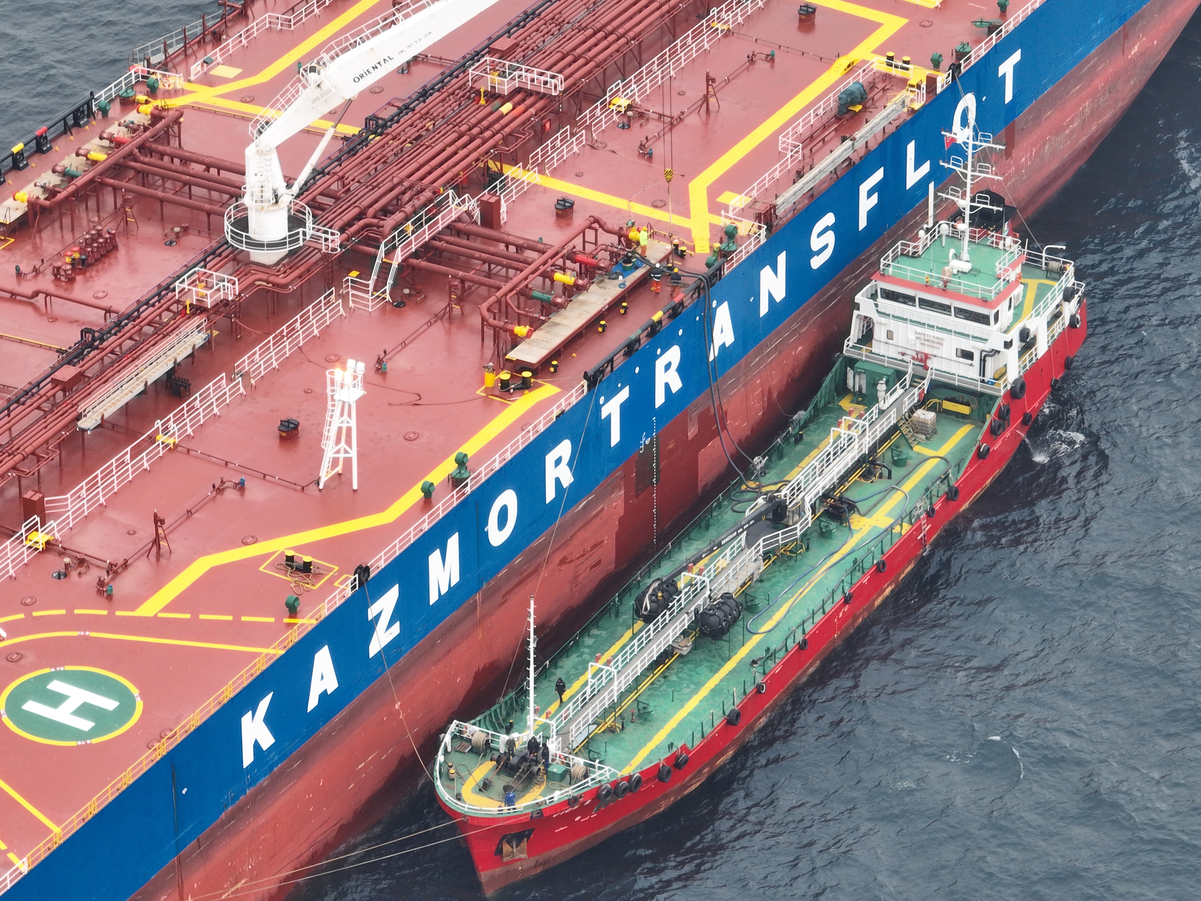 Petrol tankerleri, İstanbul Boğazı açıklarında sıraya girdi