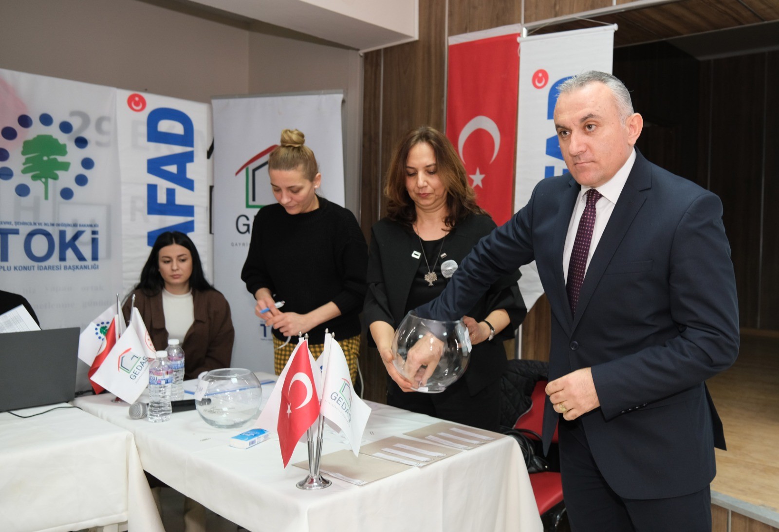 Sel felaketindeki Bozkurt'ta iş yeri sahipleri meydanındaki dükkanlarına kavuştu