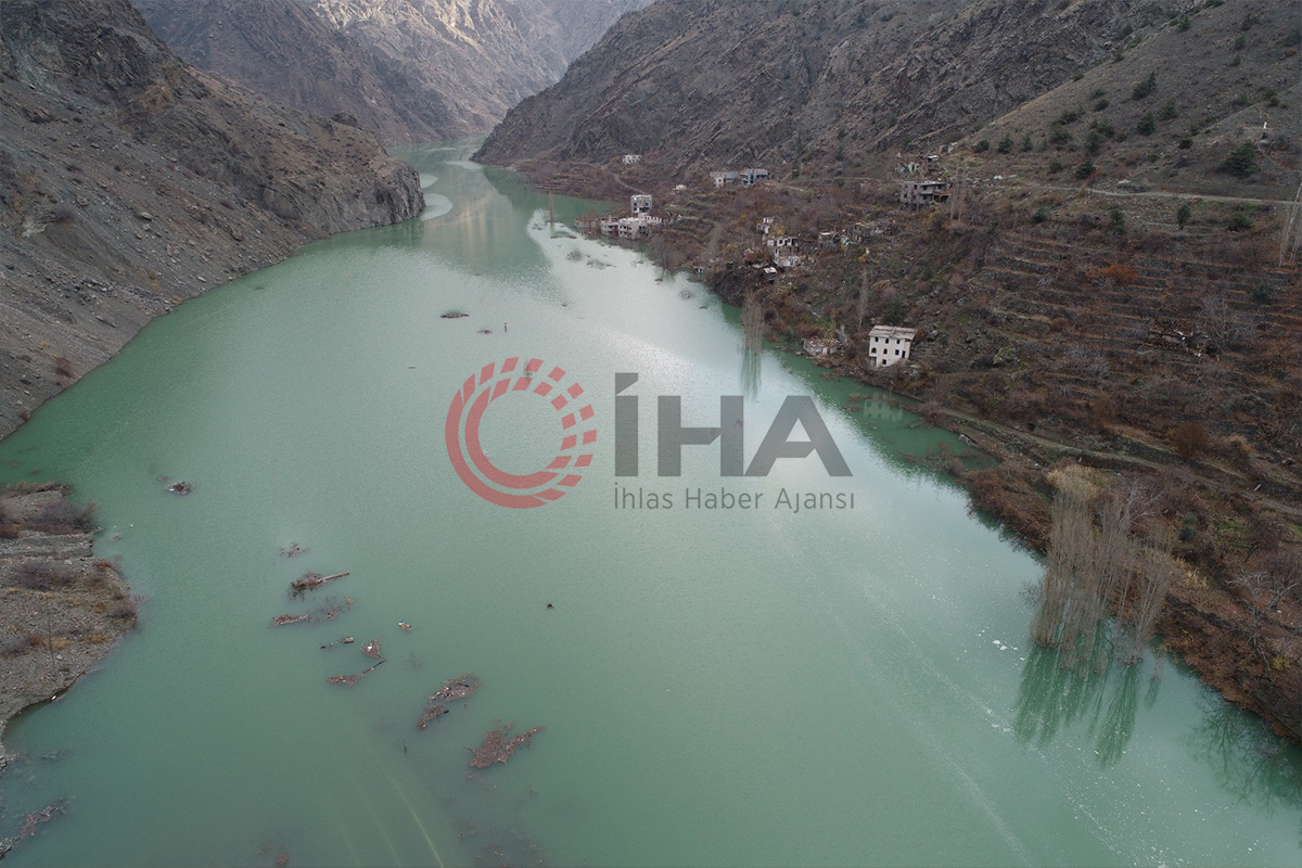 Artvin’de nişanlı çift tanıştıkları köyün sular altında kalmasını son kez izledi