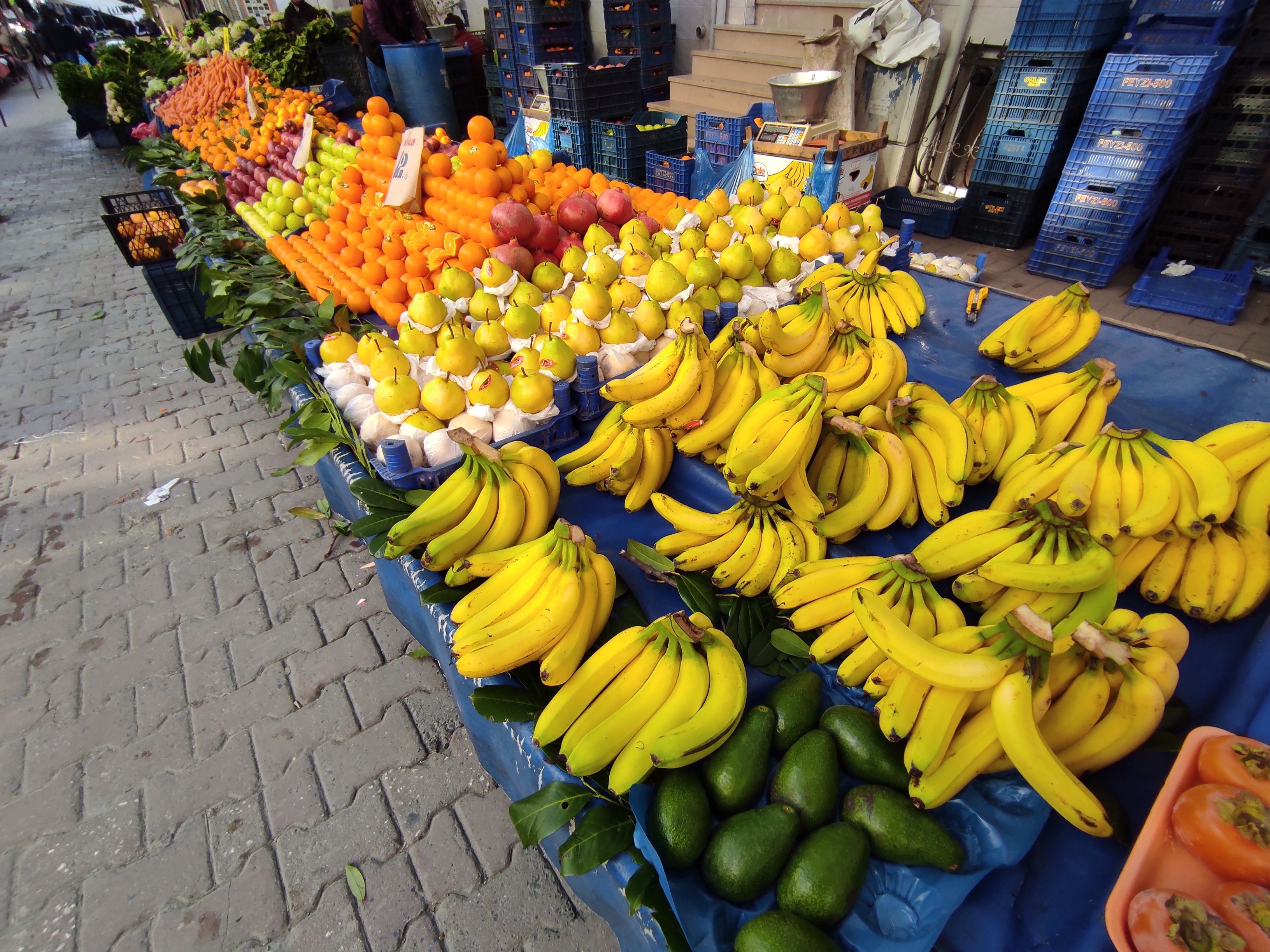 İstanbul'daki meyve ve sebze tezgahlarında bolluk yaşanıyor