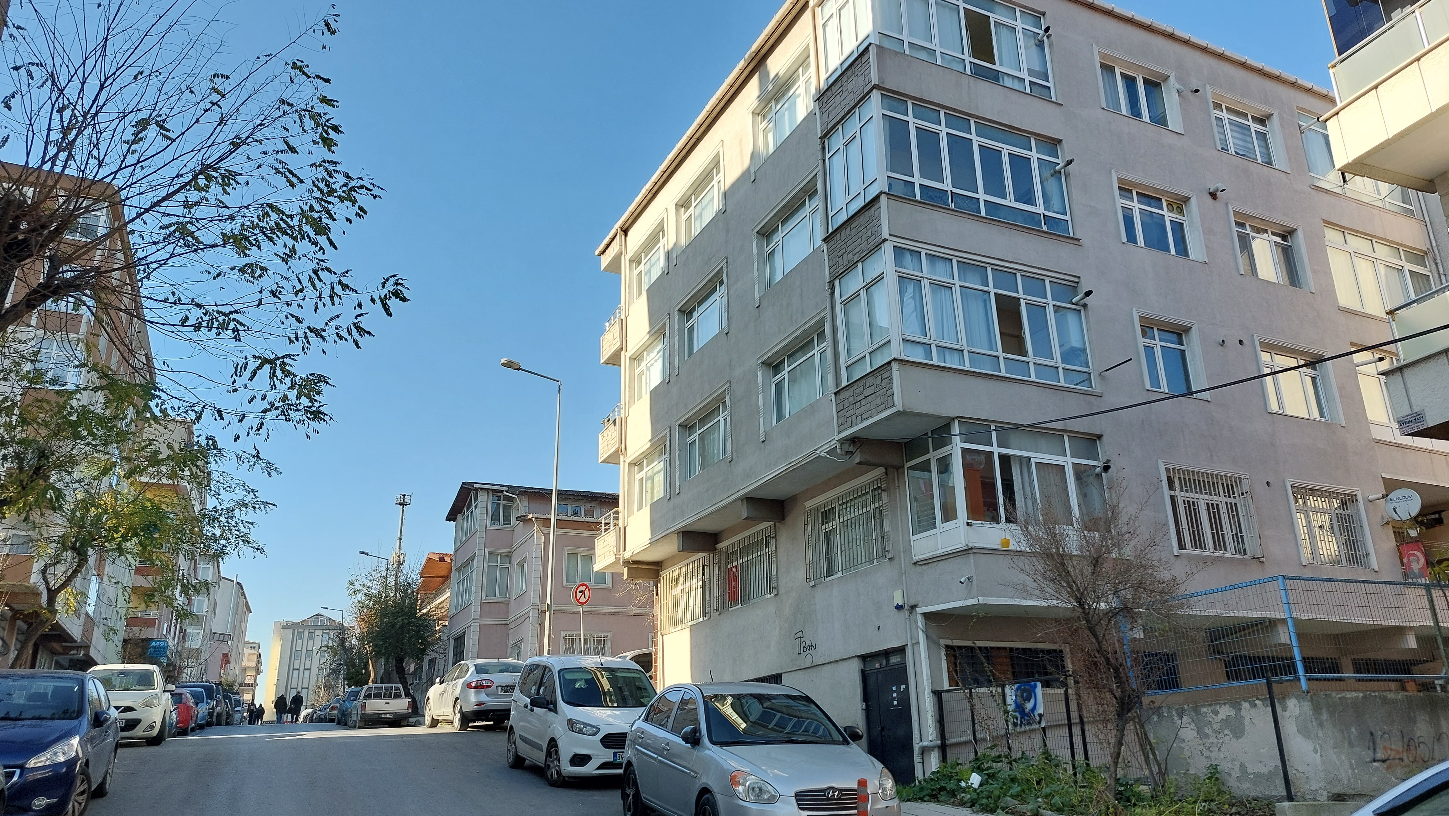 Küçükçekmece’de camdan kafasını çıkaran adam kurşun yedi