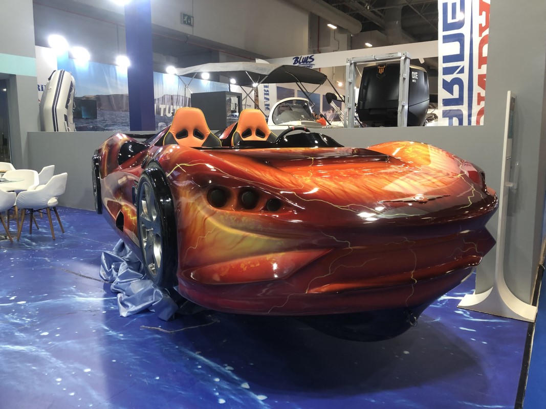Boat Show fuarında 1960 model klasik araba ilk kez sergilenerek görücüye çıktı