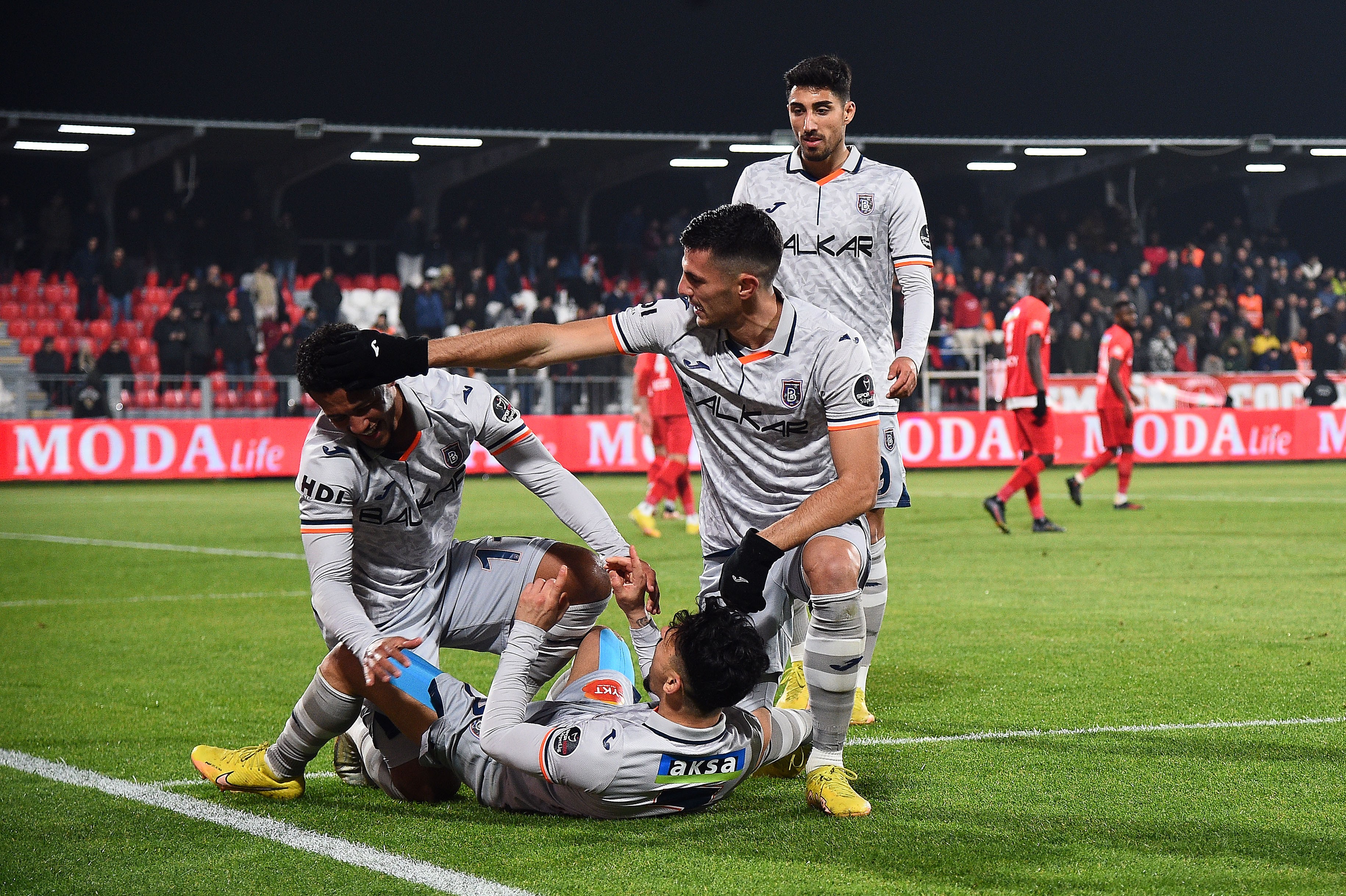 Serdar coştu! Başakşehir, Ümraniye engelini üç golle aştı