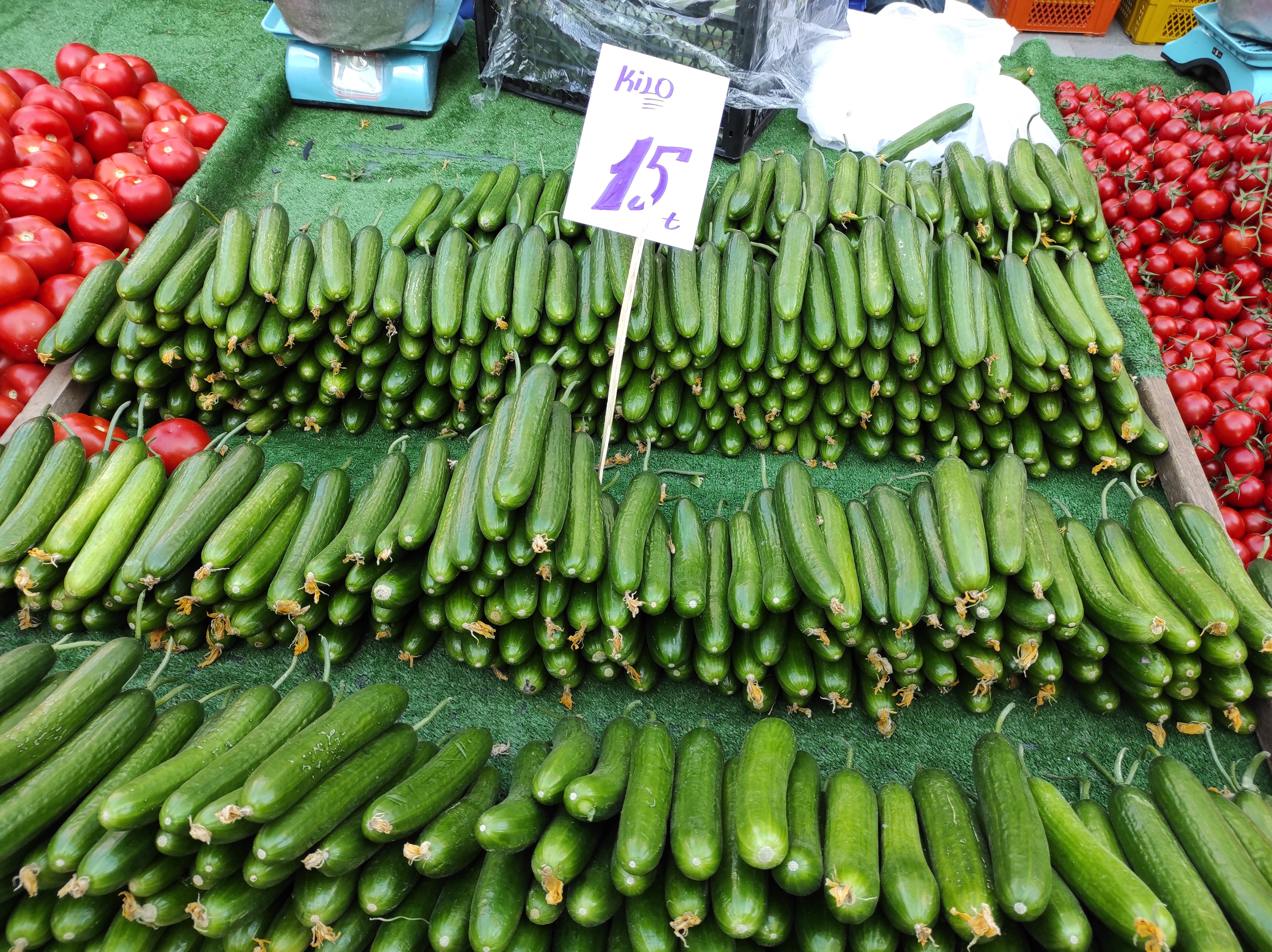 İstanbul'daki meyve ve sebze tezgahlarında bolluk yaşanıyor