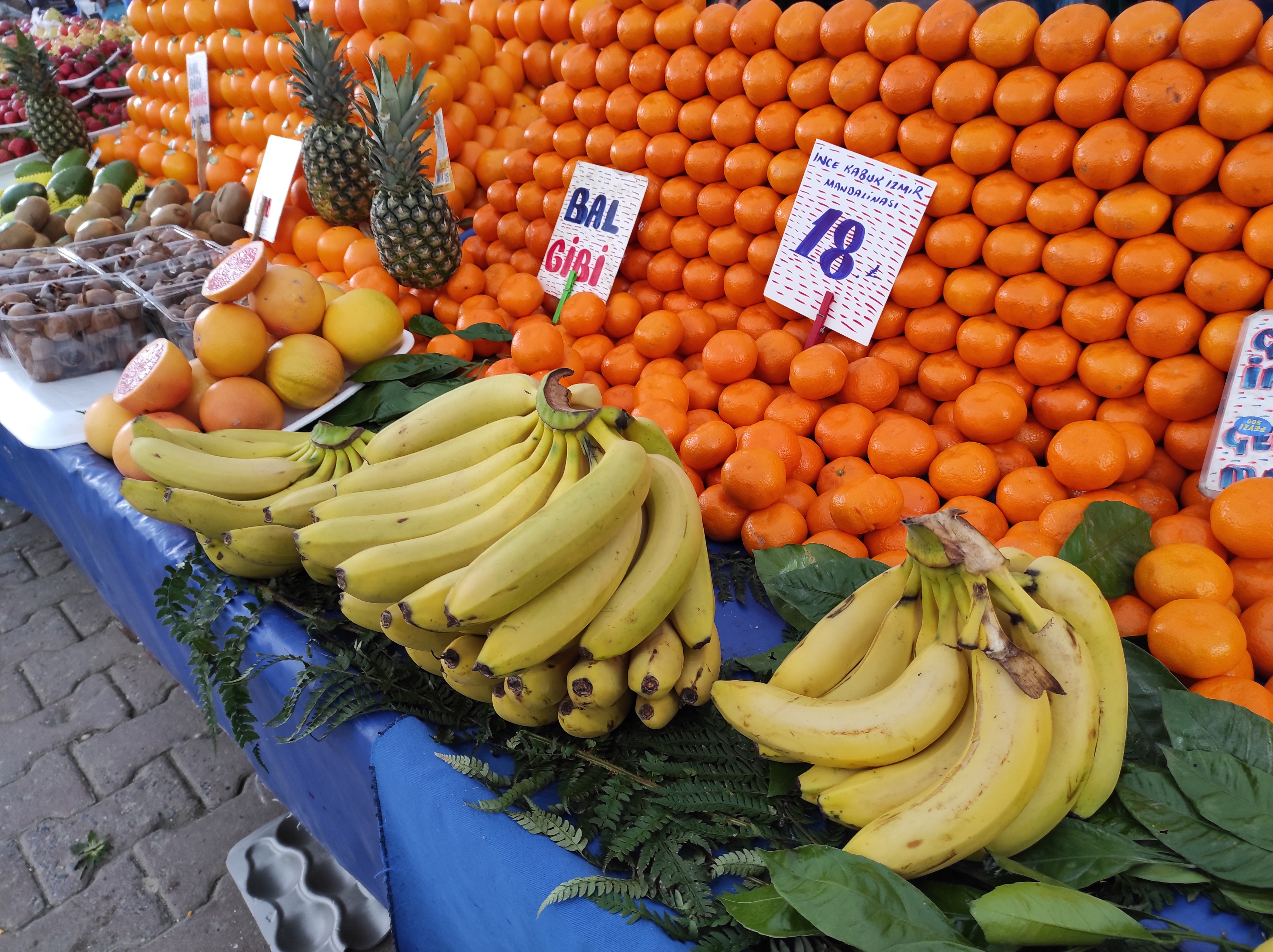 İstanbul'daki meyve ve sebze tezgahlarında bolluk yaşanıyor