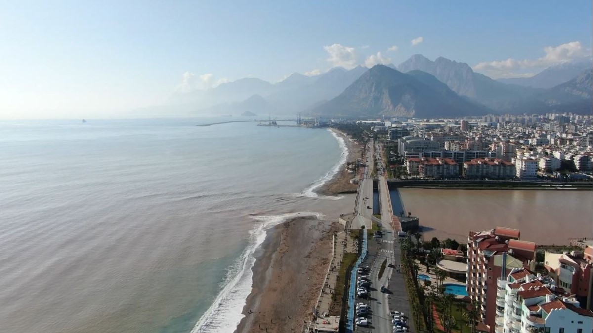 Dünyaca ünlü sahildeki çamur kirliliği havadan görüntülendi