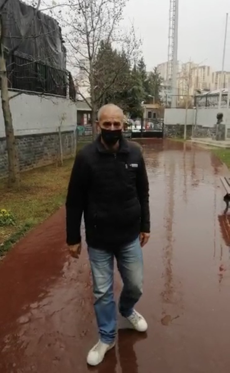 İstanbul’da pastaneyi soyan 'aksak hırsız' kamerada: Polis yürüyüşünden yakaladı