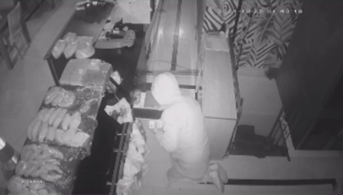 İstanbul’da pastaneyi soyan 'aksak hırsız' kamerada: Polis yürüyüşünden yakaladı