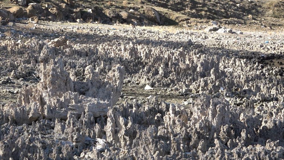 Van Gölü’nde sular çekildi, su altı peribacaları ortaya çıktı