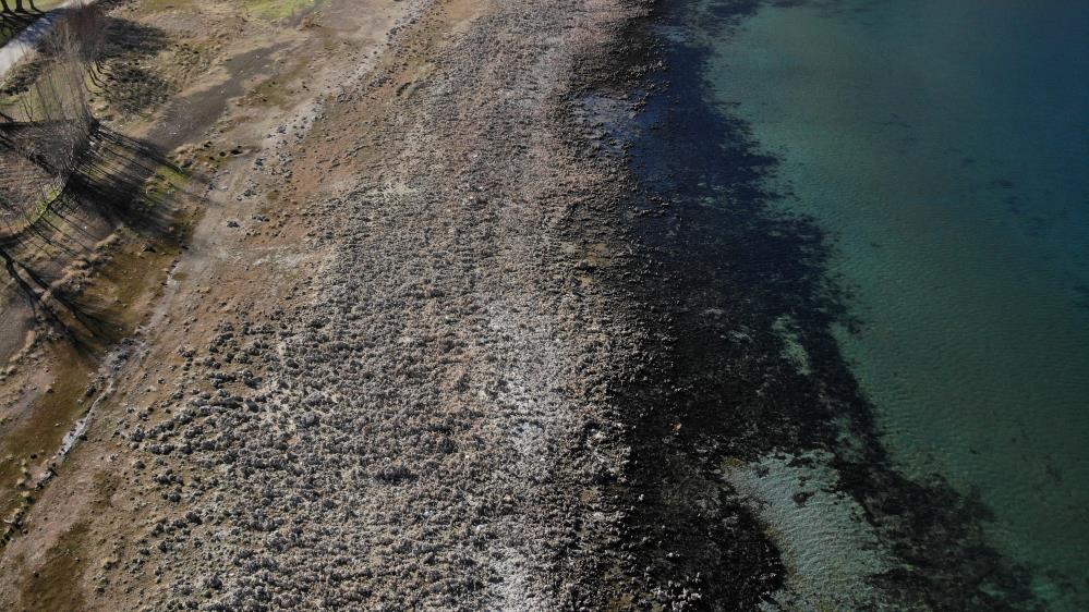 Van Gölü’nde sular çekildi, su altı peribacaları ortaya çıktı