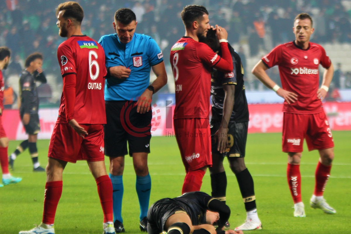 4 gollü müthiş maç! Konyaspor kaçtı Sivasspor kovaladı