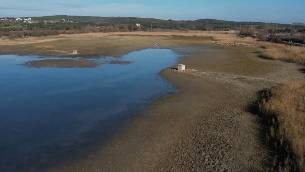 Terkos Gölü’nde sular çekildi, teknelerin yüzdüğü yerde insanlar yürüyüş yaptı