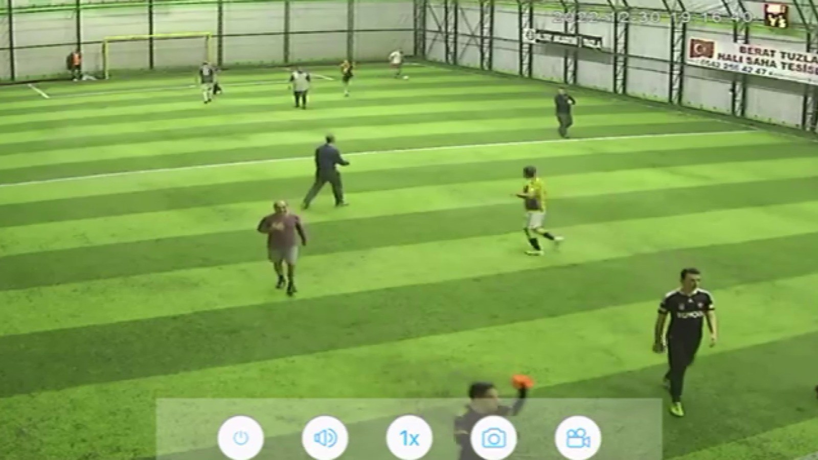 Halı sahada maç yaparken kalp krizi geçirip hayatını kaybetti