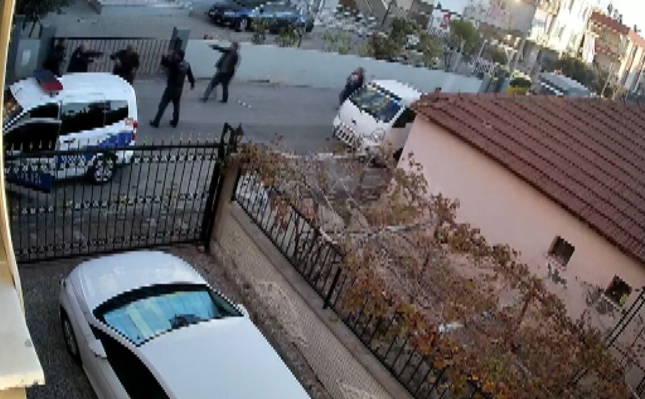 İhbara giden polislere önce taşla saldırdı, ardından yere düşen polis memurunu bıçakladı