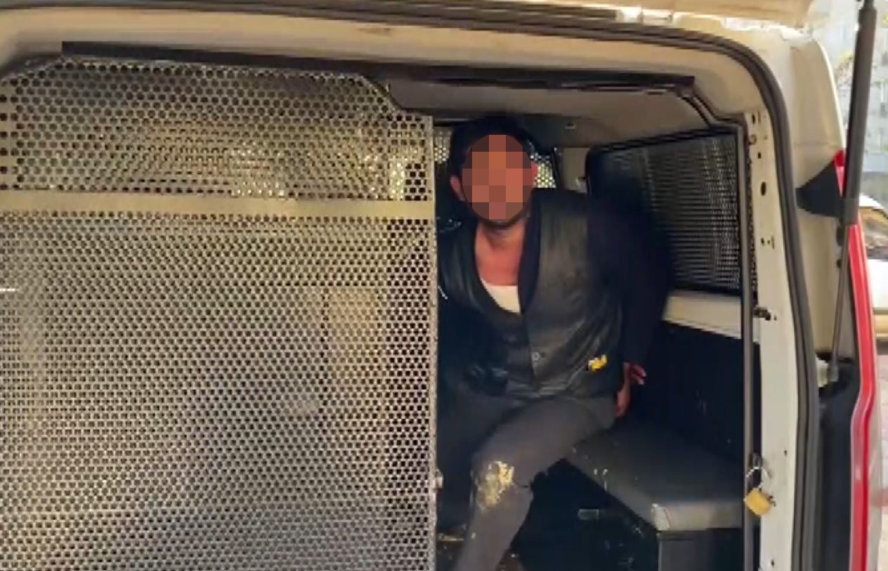 İhbara giden polislere önce taşla saldırdı, ardından yere düşen polis memurunu bıçakladı