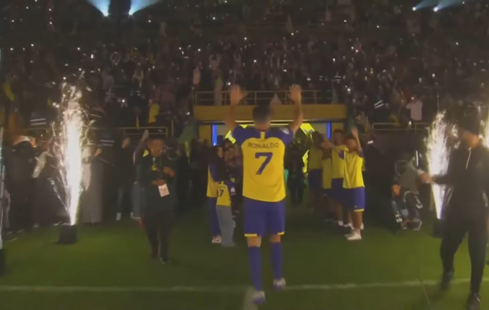 Cristiano Ronaldo, görkemli törenle Al Nassr’a imza attı
