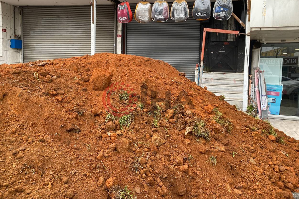 Sultanbeyli’de kiracısından fazlan kira isteyen dükkan sahibi, dükkanın önüne kamyonla kum döktürdü