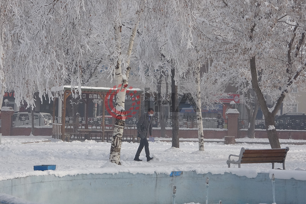 Ardahan buz kesti, havaya serpilen sıcak su bile dondu