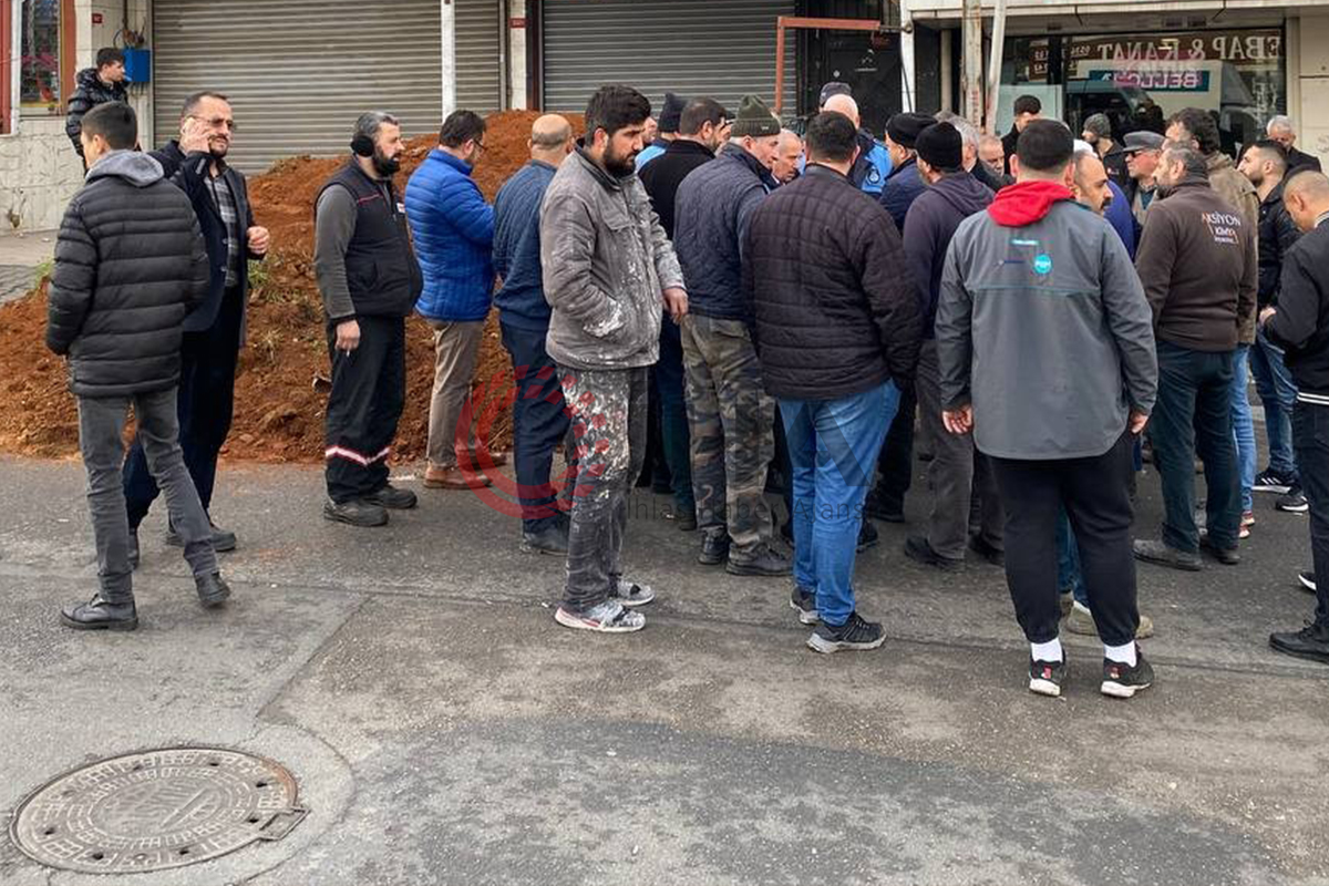 Sultanbeyli’de kiracısından fazlan kira isteyen dükkan sahibi, dükkanın önüne kamyonla kum döktürdü