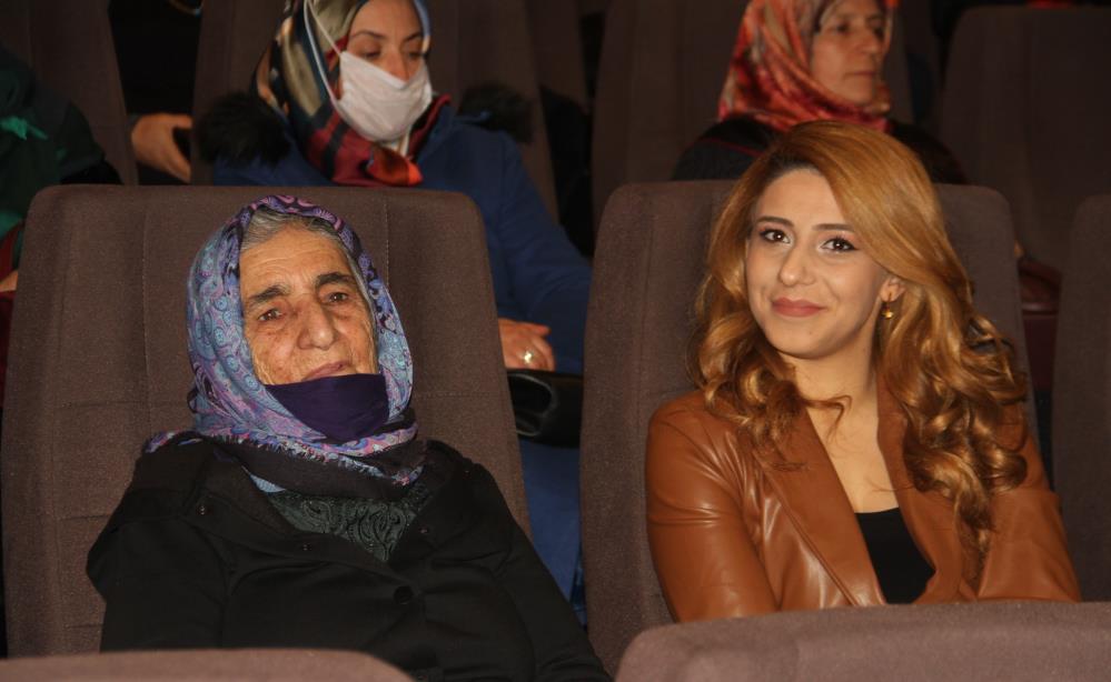 90 yaşında ilk kez AVM ve sinemaya gitti