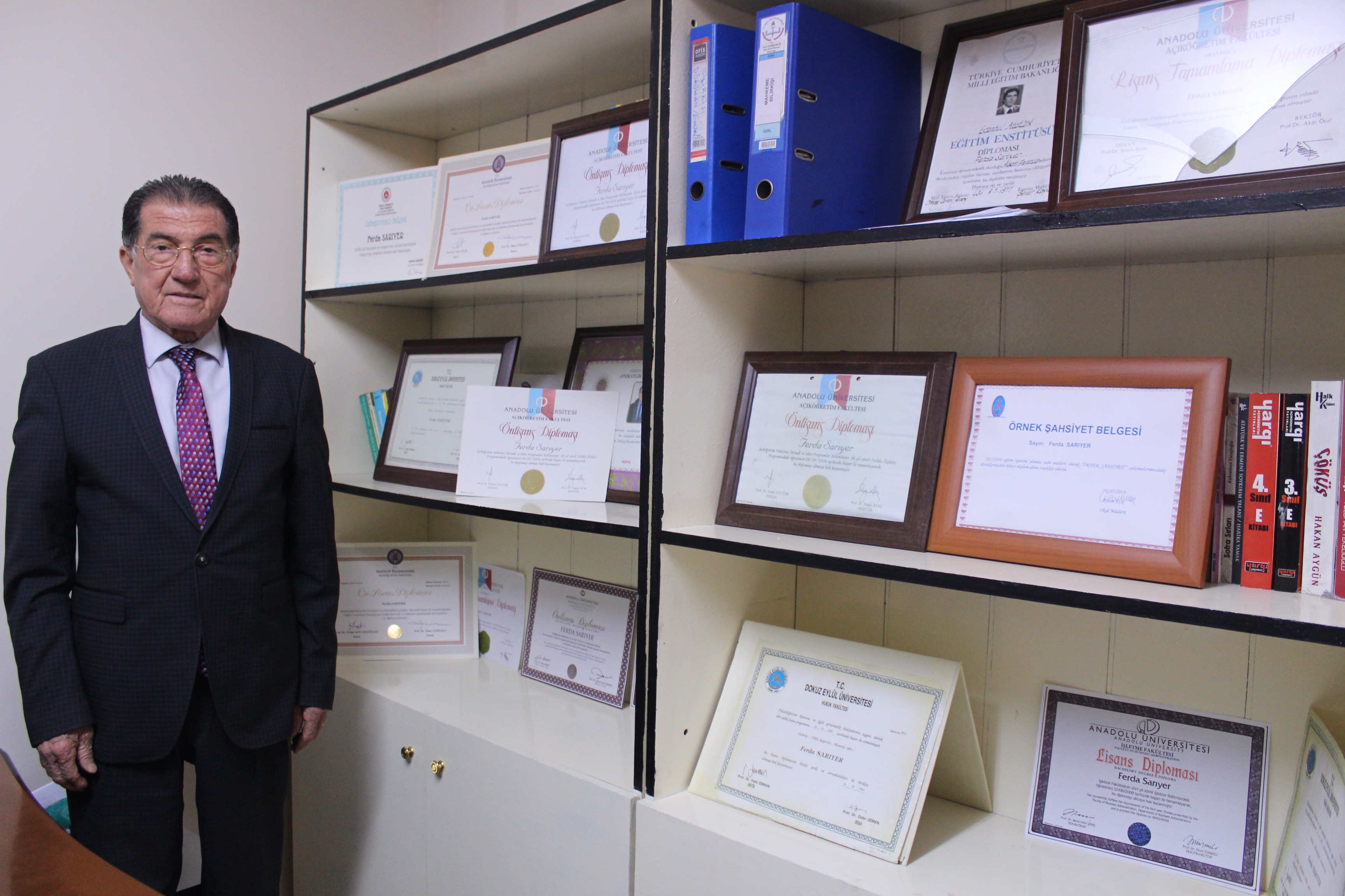 14 üniversite diploması var, 3 üniversiteyi birden okuyor!