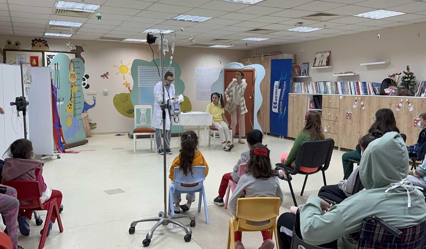 Berko İlaç ‘Demir Kız’ ile hastanedeki çocuklarla buluşuyor