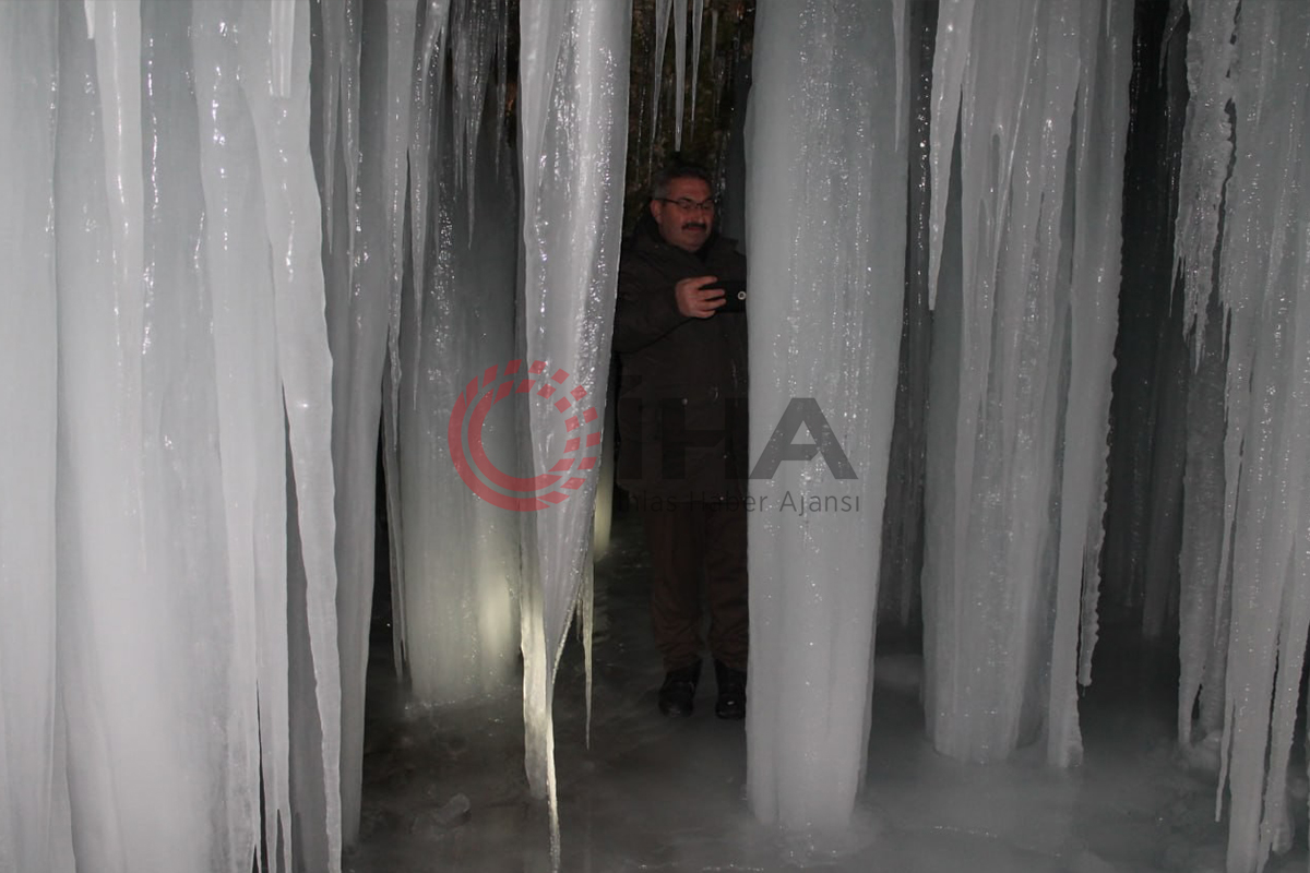 Sırakayalar Şelalesi buz tutmuş haliyle kartpostallık görüntü oluşturdu