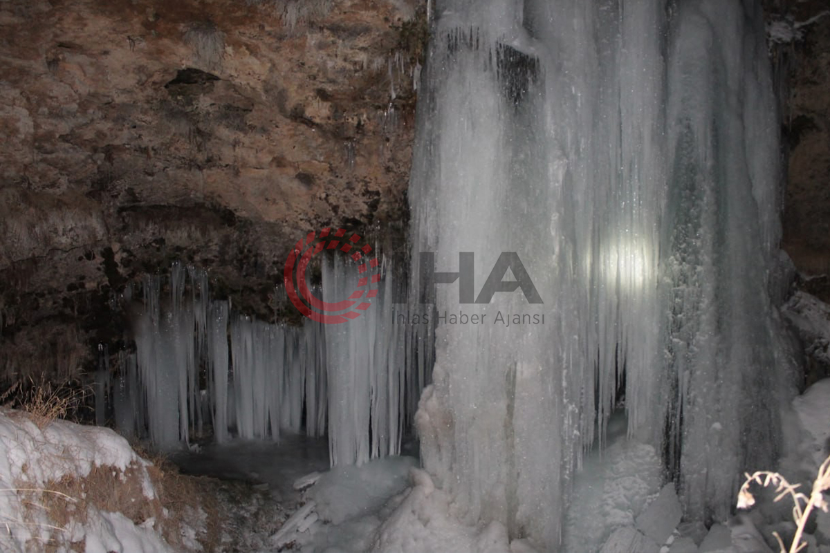 Sırakayalar Şelalesi buz tutmuş haliyle kartpostallık görüntü oluşturdu