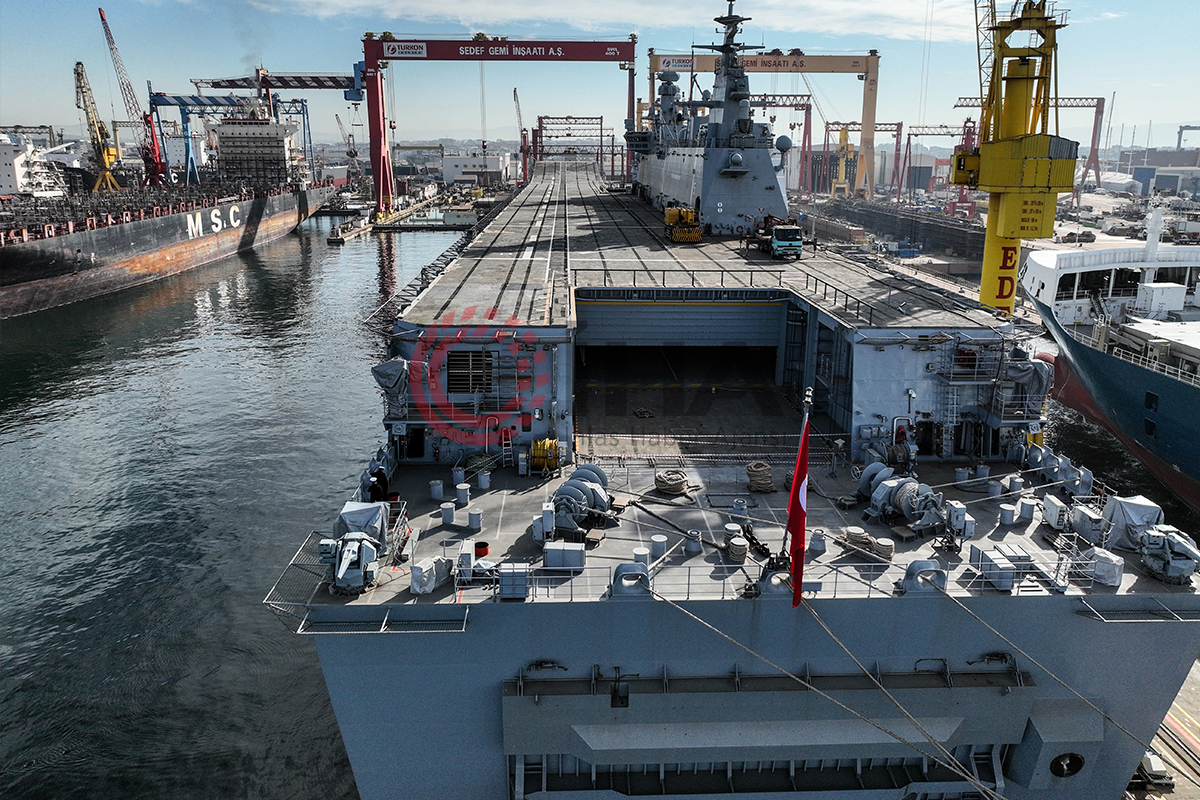 Mavi Vatan'ı koruyacak olan Türkiye'nin ilk uçak gemisi havadan görüntülendi
