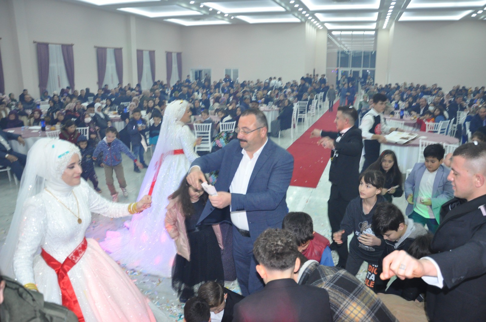 İki erkek kardeş aynı gün evlendi