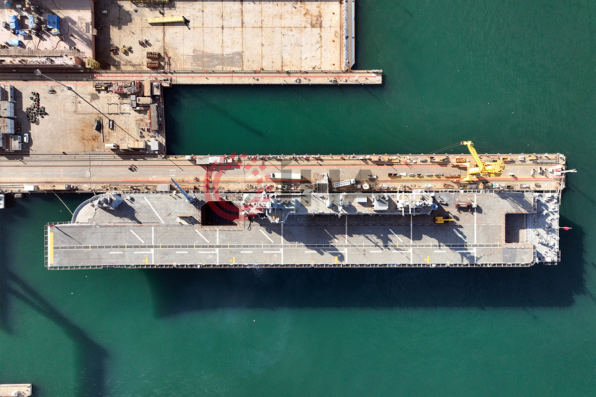 Mavi Vatan'ı koruyacak olan Türkiye'nin ilk uçak gemisi havadan görüntülendi