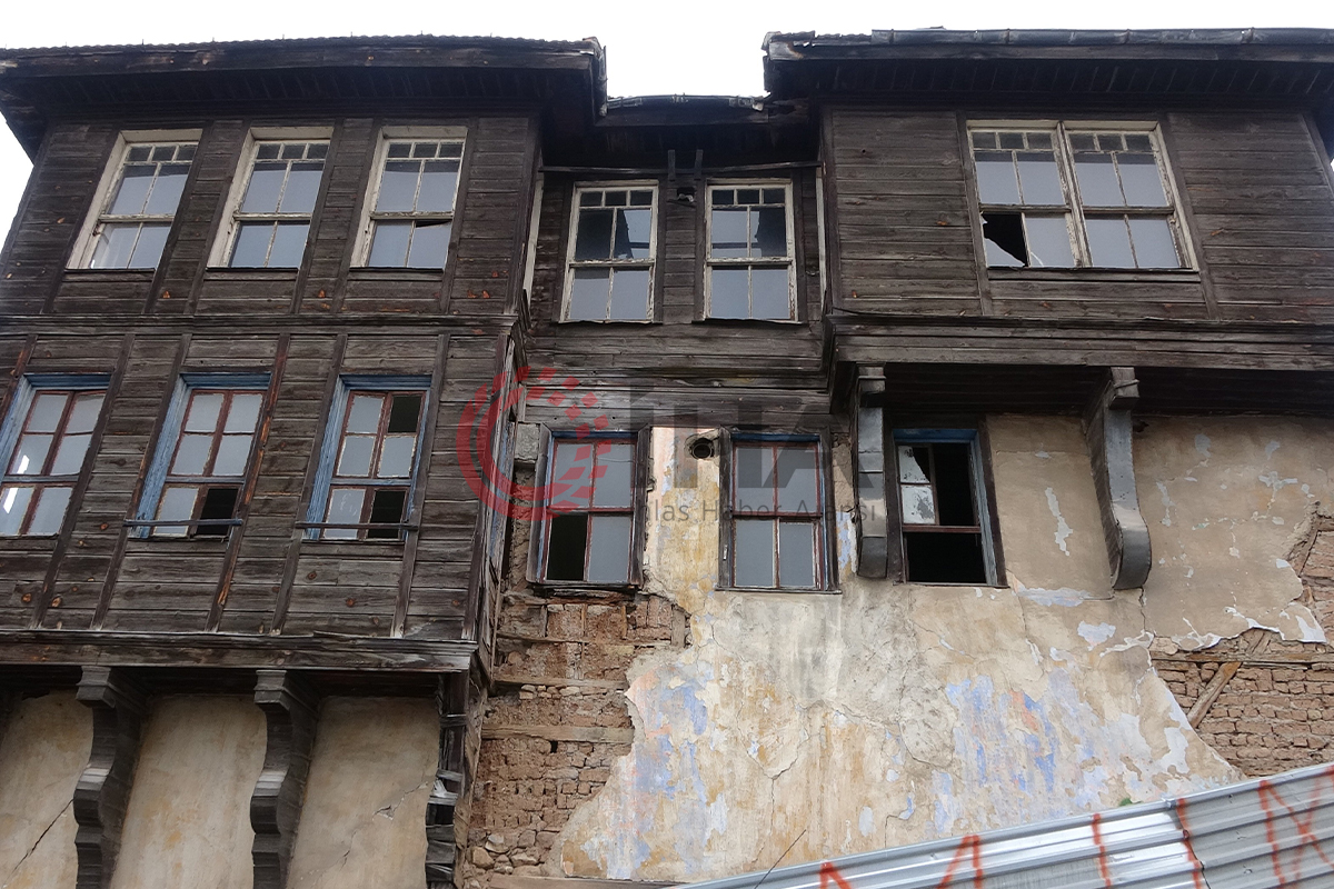 İzmit'in tarihe tanıklık eden evleri bakın ne halde