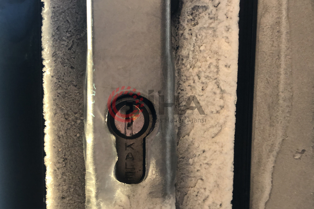 Kars eksi 15’i gördü, kapı kilitleri dondu