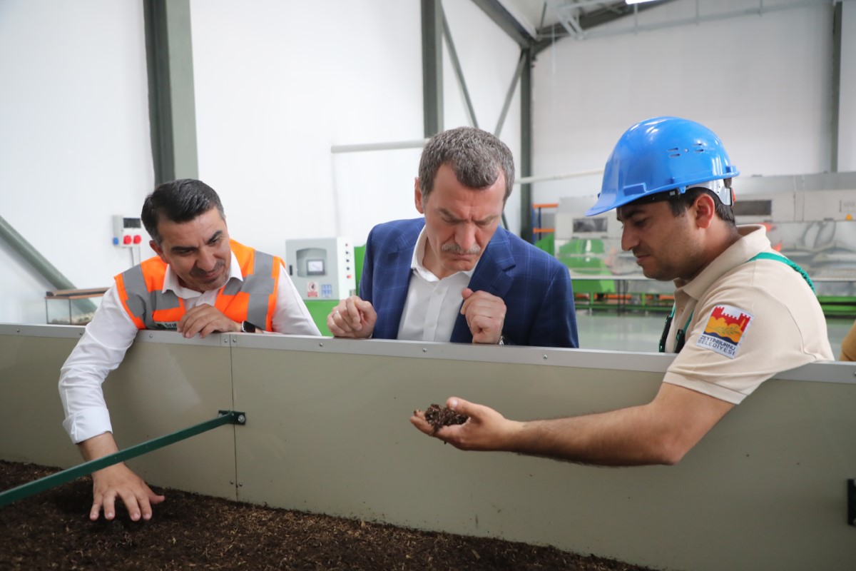 1 milyon işçi solucan organik atıkları dönüştürüyor