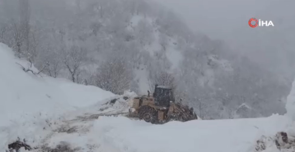 Yurdun büyük bölümü karın etkisinde. Yollar kapandı, sürücüler zor anlar yaşadı...