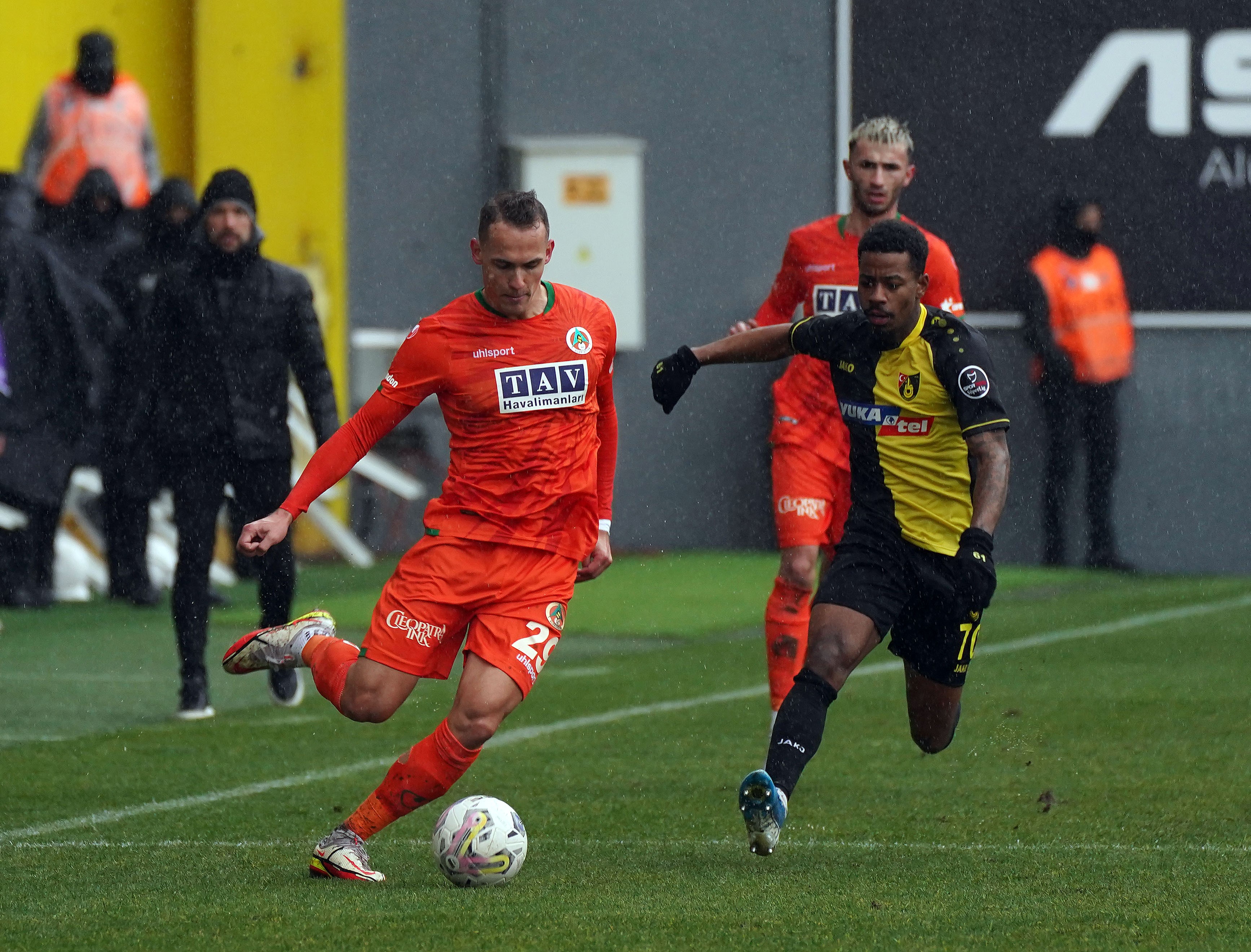 İstanbulspor, Alanyaspor'u iki golle geçti