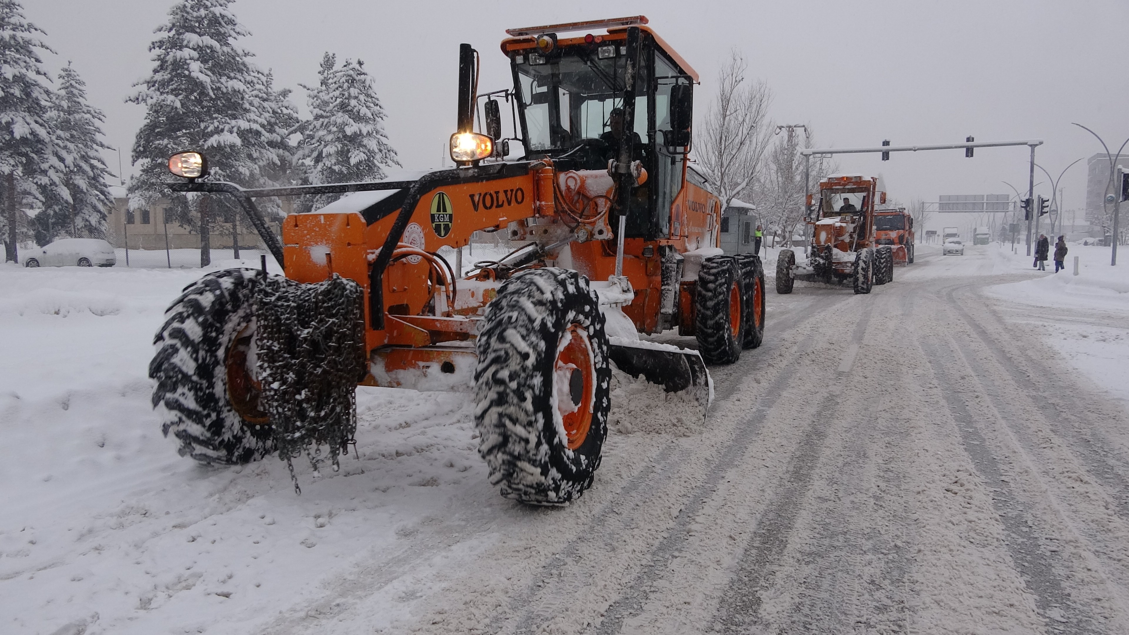 Yurdun büyük bölümü karın etkisinde. Yollar kapandı, sürücüler zor anlar yaşadı...