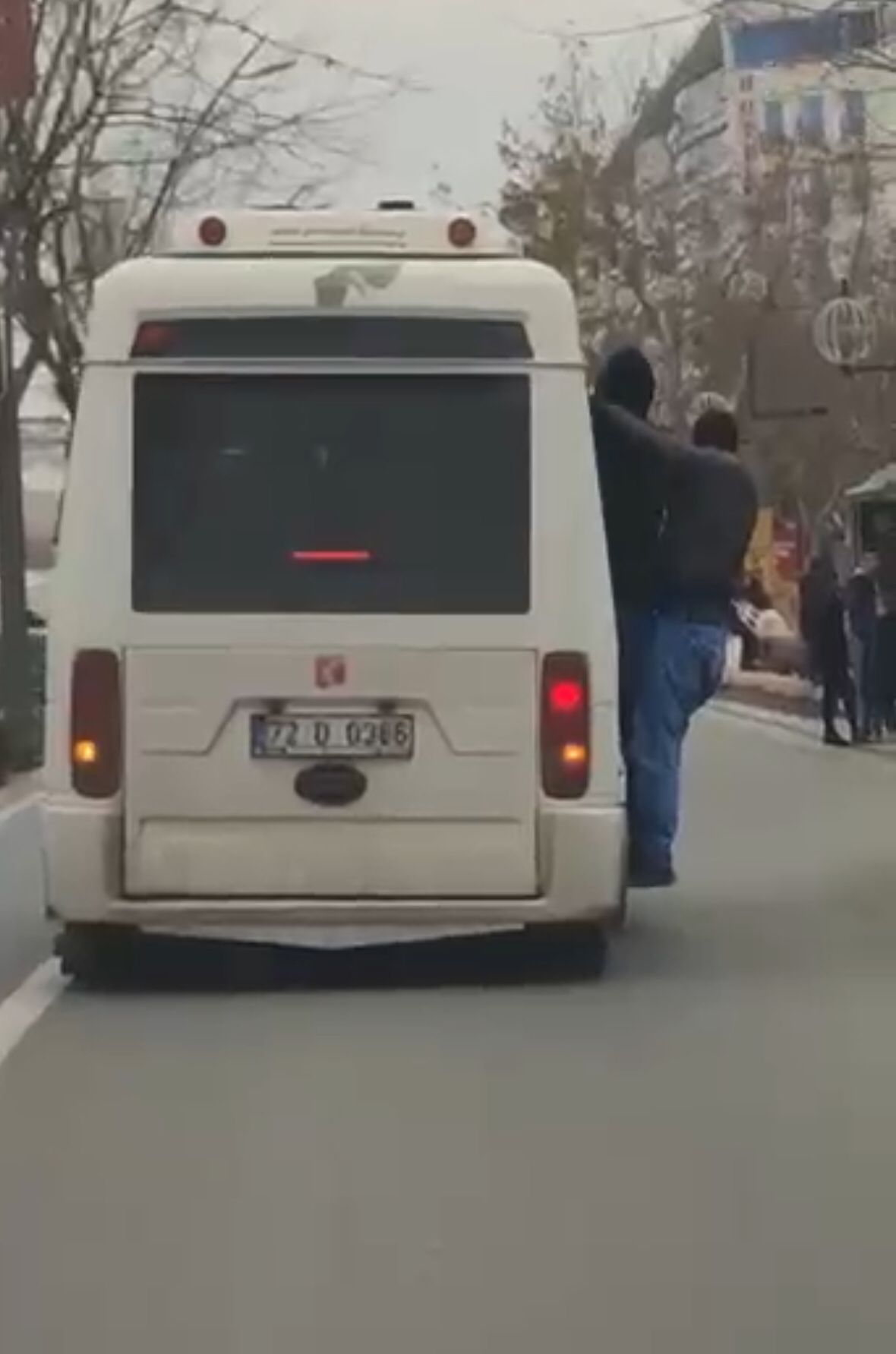 Minibüs kapısından sarkan vatandaşlar canlarını hiçe sayarak yolculuk etti