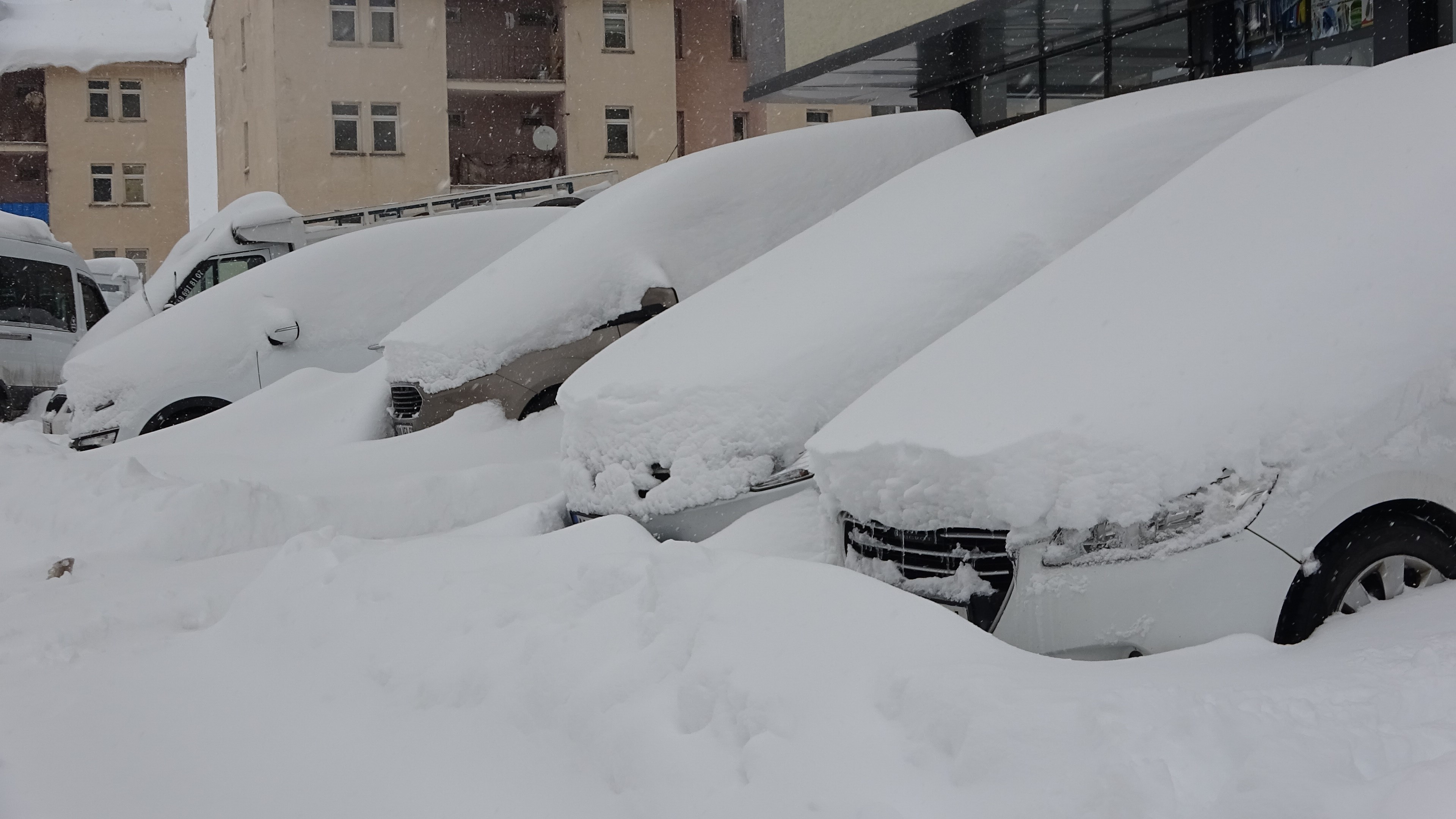 Yurdun büyük bölümü karın etkisinde. Yollar kapandı, sürücüler zor anlar yaşadı...