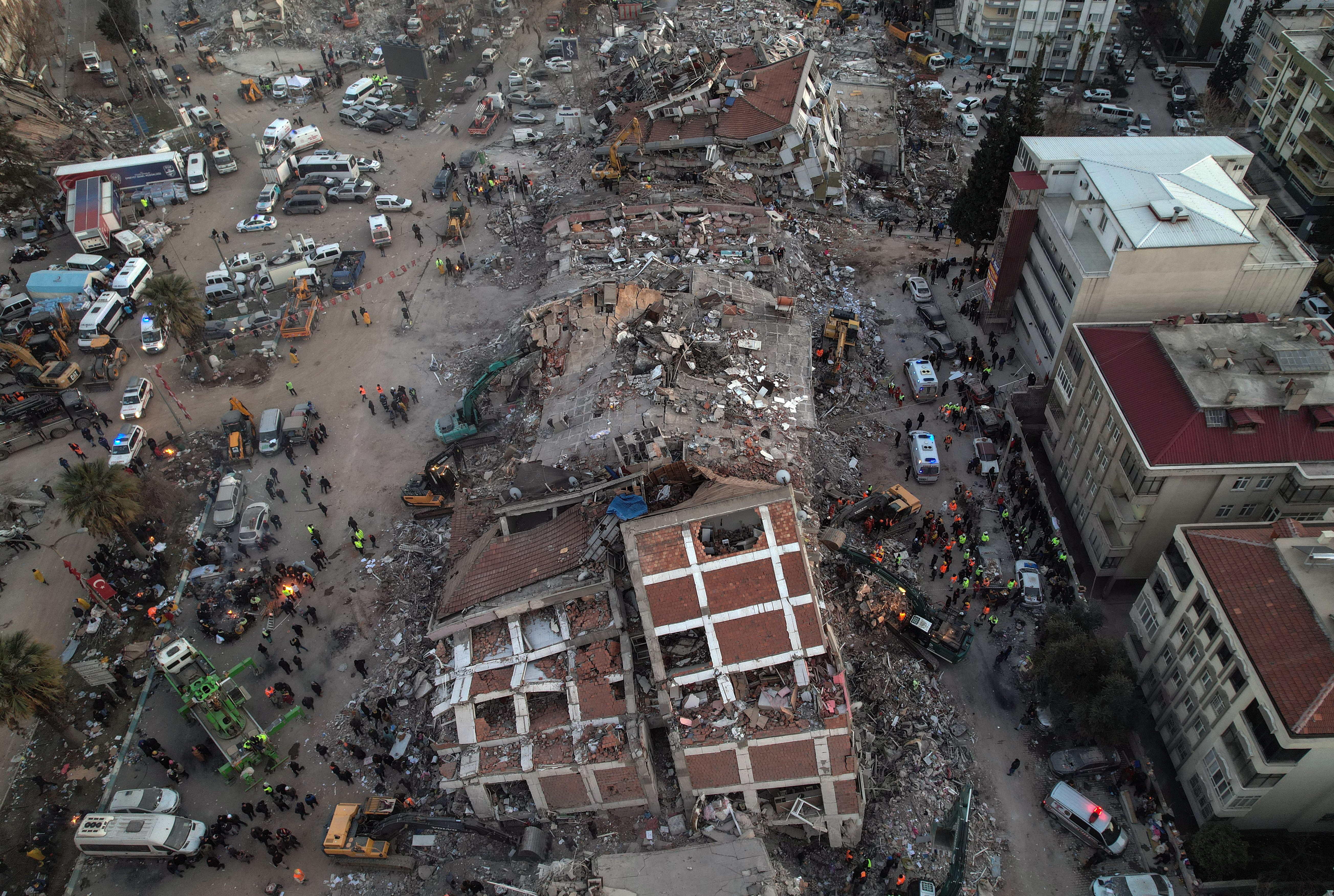 Ekiplerin gece gündüz çalışmaları havadan dron ile görüntülendi